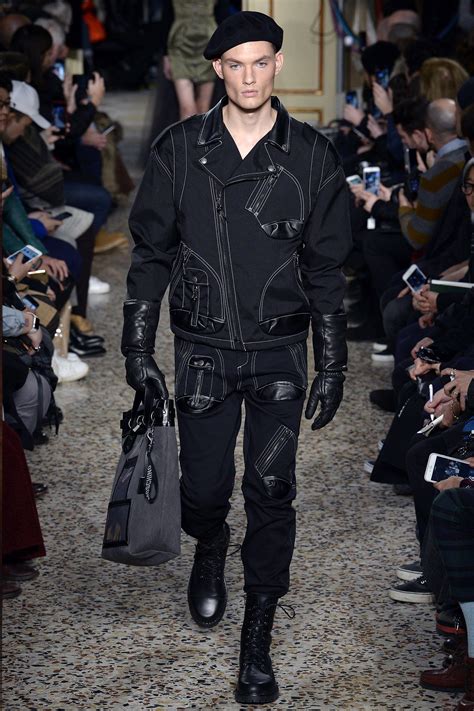 Moschino Fall 2017 Menswear collection. | Moda uomo inverno, Stile ...