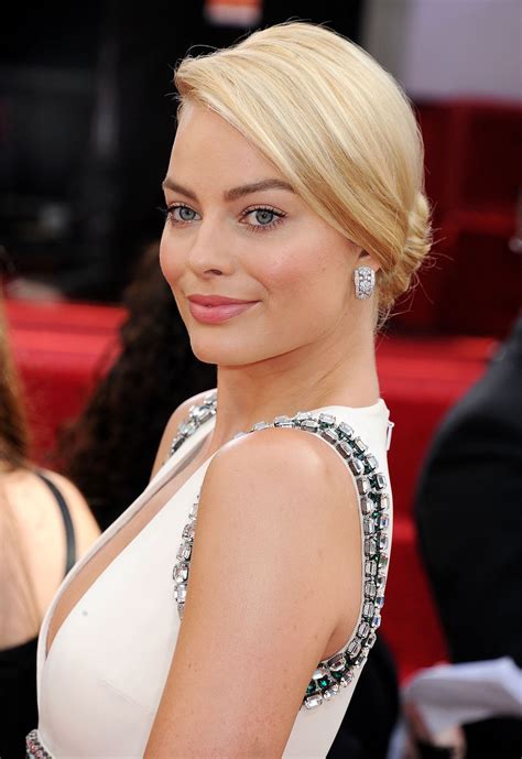 Margot Robbie Wears Gucci - 2014 Golden Globe Awards Red Carpet