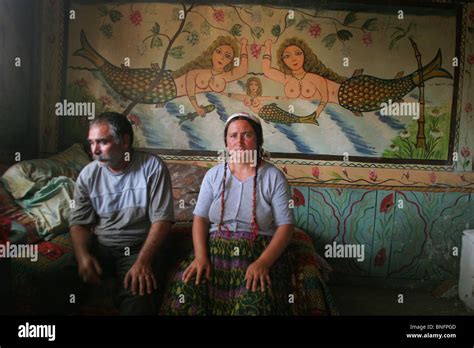 Romanian gypsies gypsy roma hi-res stock photography and images - Alamy