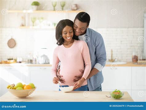 Mulheres Grávidas Fazendo Sexos - Linda Mulher Grávida Negra Fazendo Café Da Manhã Saudável Na Cozinha E ...