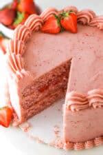 This Strawberry Squirt Cake is SO Easy, It's Ridiculous! (Recipe Inside) - y4ocabj