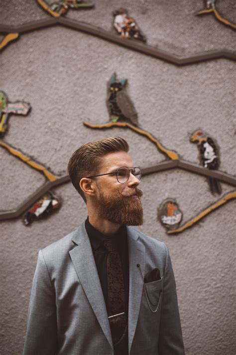 Urbant Augustibröllop i Göteborg Med Industriellt och Botaniskt