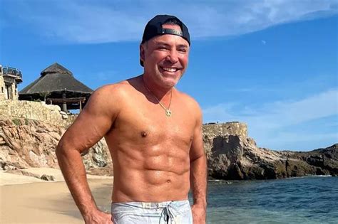 Boxing legend Oscar De La Hoya's shredded abs aged 49 leave fans ...