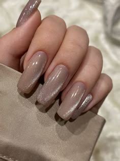 Бежевый кошачий глаз на длинные квадраты | Beige nails, One color nails ...