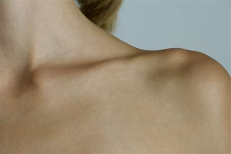 Symptoms and Treatment of a Broken Collarbone