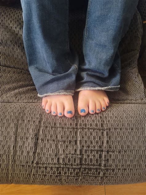my pretty blue toes 😘 : r/amateurfeets