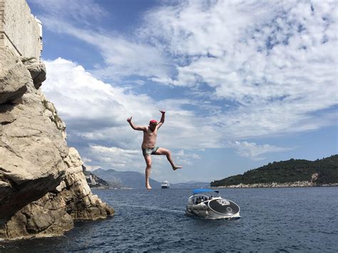 GiAnt MaN foRCEs bOAterS tO feAr hIS poWEr. : r/PeopleFuckingDying