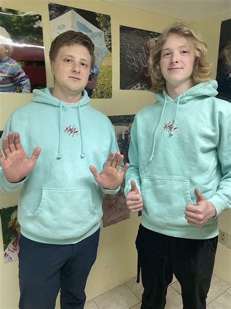 POV you and your brother both suck at chess : r/LudwigAhgren