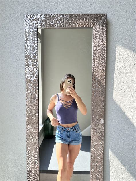 Milf in a crop top : r/croptopgirls