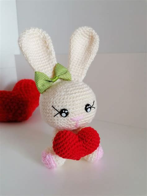 Зайка-валентинка in 2022 | Hello kitty, Crochet hats, Kitty