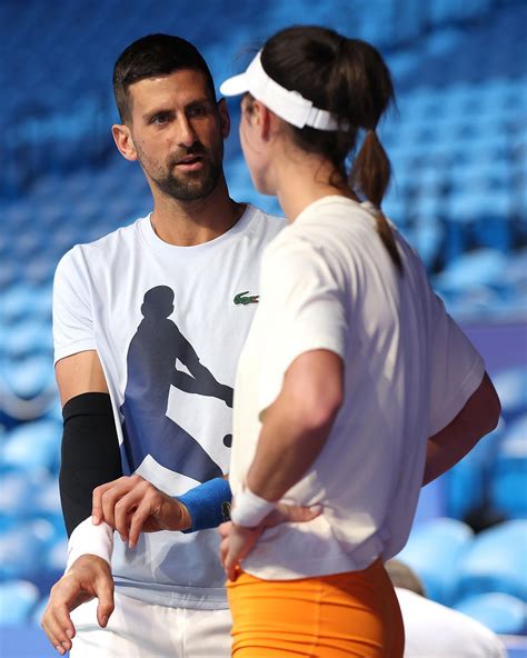 Djokovic dà spettacolo in allenamento: sorrisi con Olga Danilovic