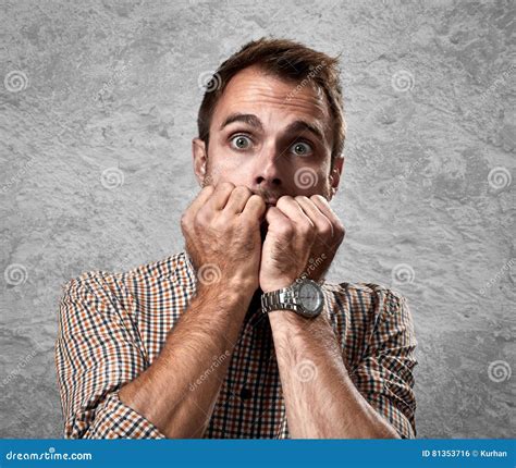 Erschrockenes Manngesicht stockfoto. Bild von angst, besorgt - 81353716