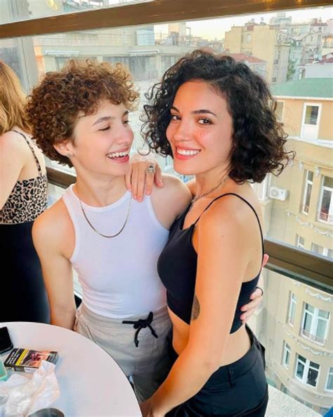 Türkiye'de Lezbiyen Olmak: Sokakta El Ele Yürümekten Korkan Üç Lezbiyen