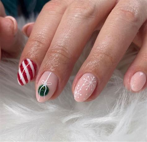 21 Short Holiday Nail Ideas - Lauren Erro | Xmas nails, Christmas gel ...