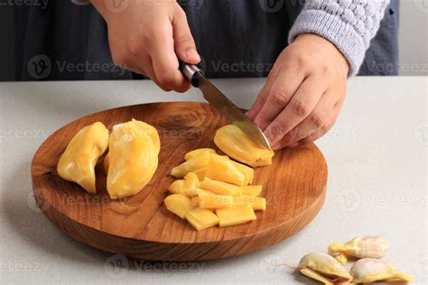how to cut a jackfruit 8