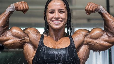 YOUNG FEMALE BODYBUILDER & POWERLIFTER GIRL WITH MASSIVE BICEPS ...