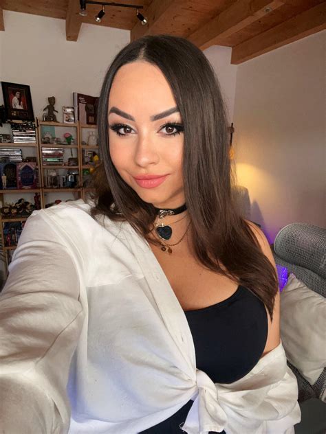 Bunnymon : r/reactgirlsofYT