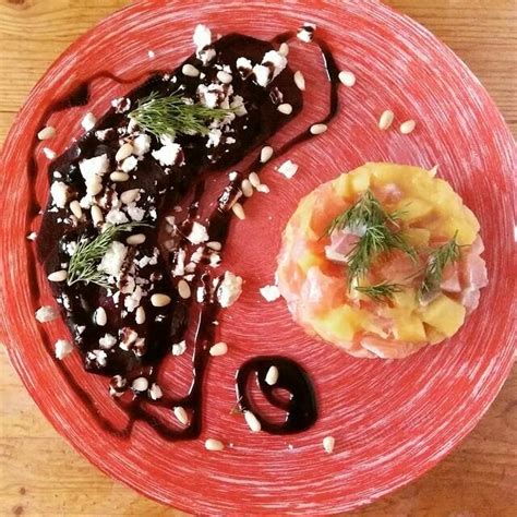 Тартар из солёного лосося и манго с закуской из печёной свеклы, овечьей ...