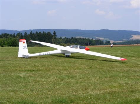 SZD-42-2 Jantar 2B, D-4222 beim Start in Rudolstadt-Groschwitz (EDOK ...