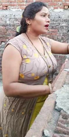 desi bhabhi boobs show hot indian aunties peeping cleavage indian hotties