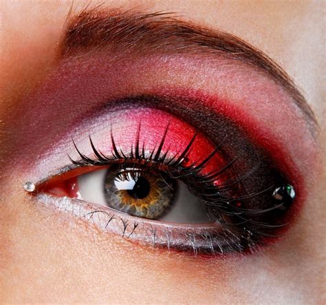 Фото Красные тени на глазах у девушки, у уголке черный страз