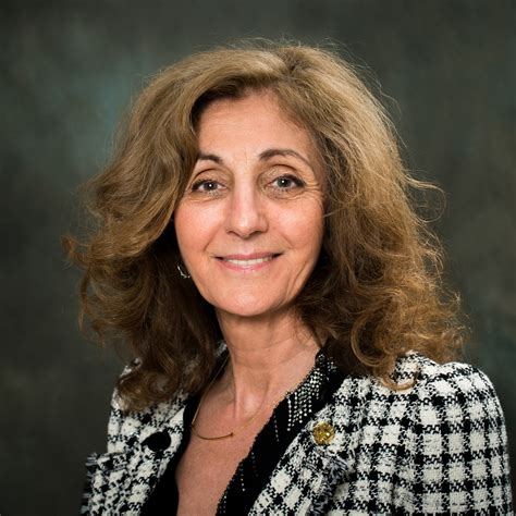 Gastro-entérologue à la clinique du Trocadéro, le Docteur Vianna Costil