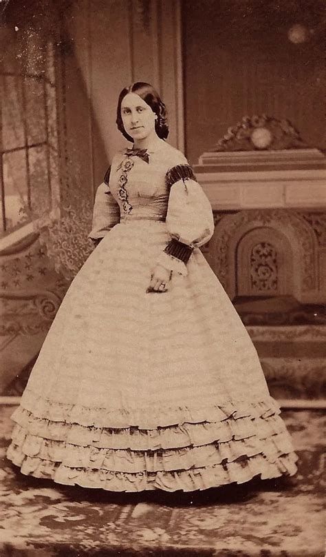 25 portraits de jeunes femmes en robe à crinoline au milieu du 19ème ...