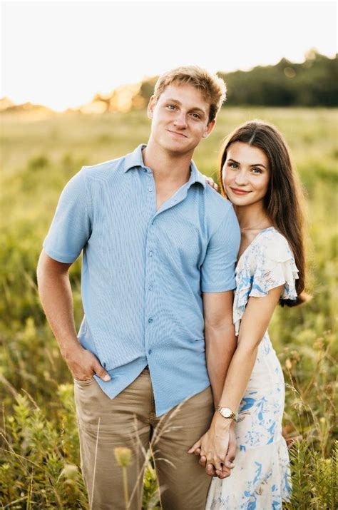 romantic couple posing ideas   open field couple picture poses