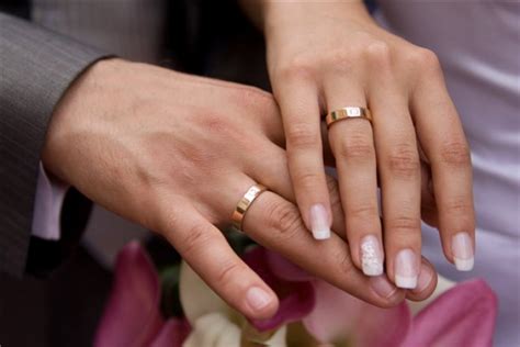 💘На какой руке носят обручальное кольцо женщины и мужчины?