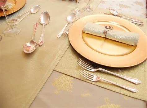 Glamorous Christmas table decorations in gold and silver