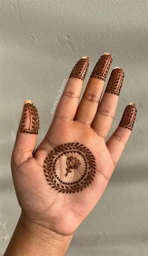 35 Beautiful Henna Design Ideas : Circle Leaves on Palm