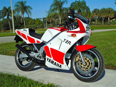 Yamaha TZR250 – Front Right | Bike-urious