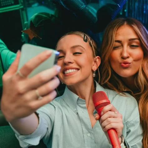 Сідні Свіні - модна зачіска з пучком фото- Афіша bigmir)net