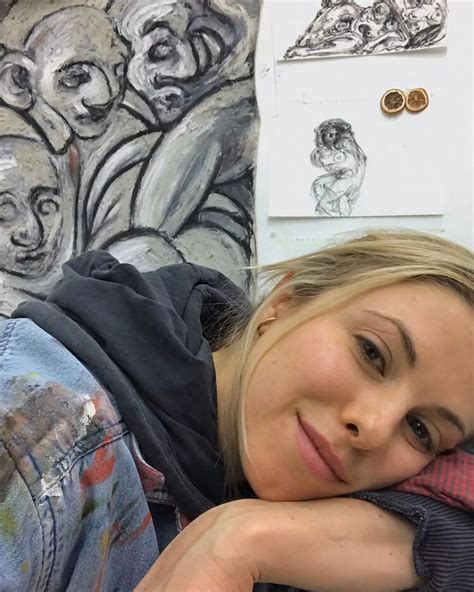 'Stacy's Mom' girl is now an artist as fans flood her with tributes
