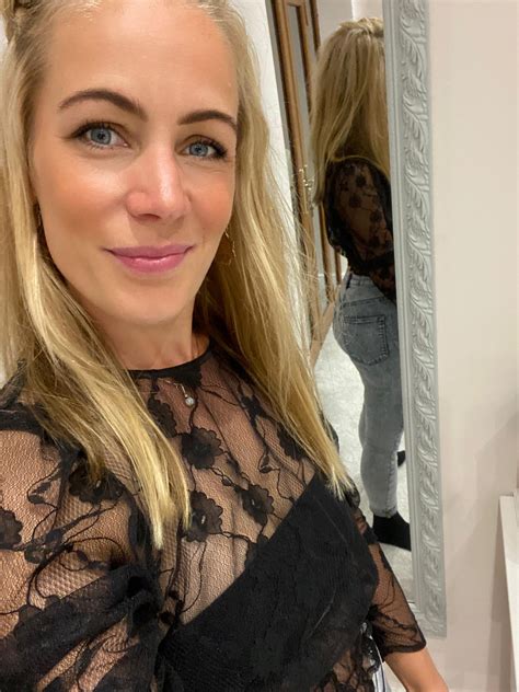 Out on a school night! (40F) : r/SelfieOver25