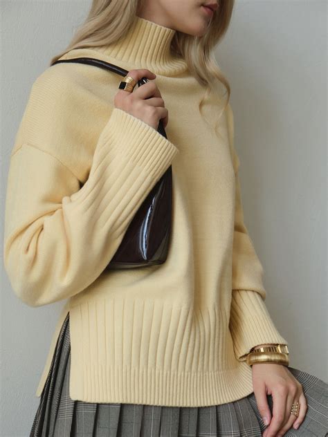 Трикотажный свитер с деталями в рубчик :: LICHI - Online fashion store