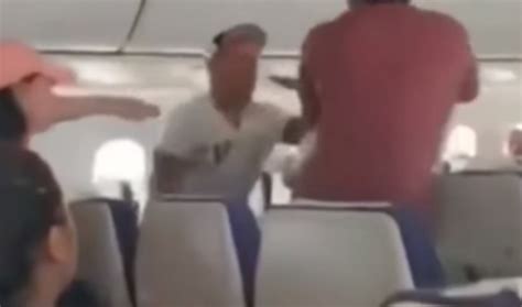 Приземиха аварийно самолет заради бой на пасажери /видео/