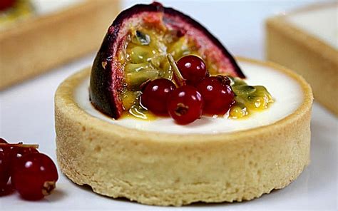Песочные тарталетки с панакоттой и тропическими фруктами