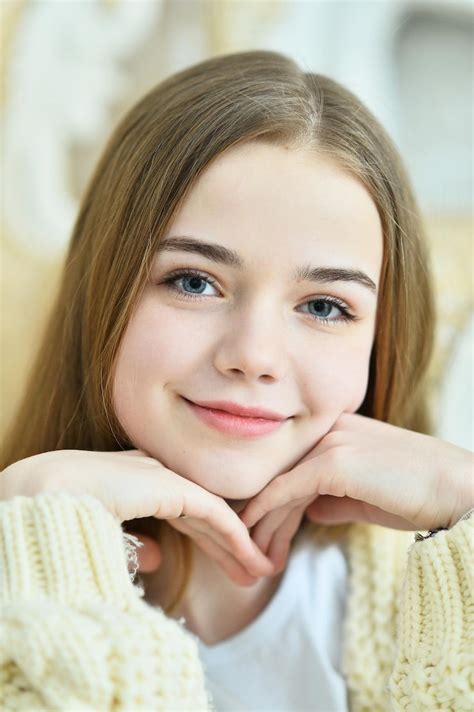 close  portrait  beautiful teen girl premium photo