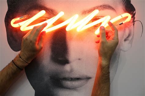 El trabajo de Javier Martín que mezcla luces de neón con retratos - 25