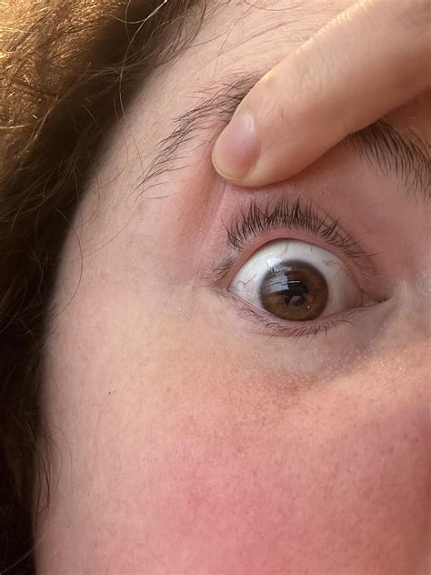 Why do part of my eyelashes go sideways no matter what? : r/MakeupAddiction
