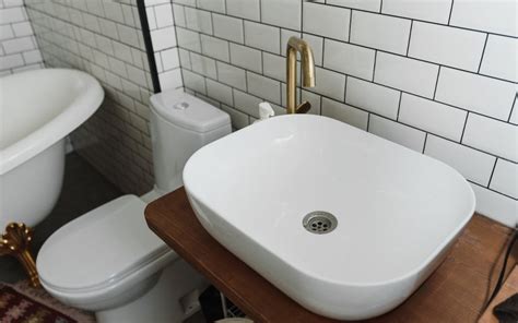 how to clean toilet tank with vinegar