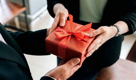 150+ идей, что подарить на 23 февраля коллегам по работе: недорогое ...