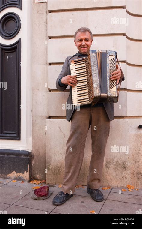 High street buskers hi-res stock photography and images - Alamy
