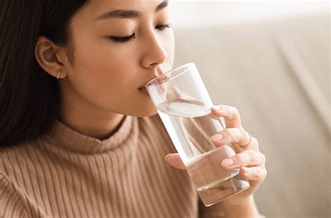 terlalu  minum air putih  dampaknya  tubuh