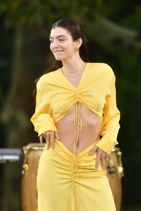 Lorde Braless Pictures: Sexiest Photos Without a Bra | Life & Style