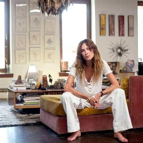 16 Intriguing Facts About Jennifer Holland - Facts.net