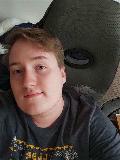 24 little chubby, want a longterm buddy or a boyfriend(twink+++, jock