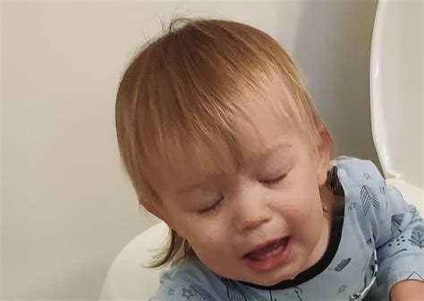 Мама выглянула из душа, чтобы проследить за сыном, но было поздно ...