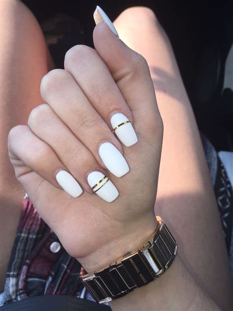 Uñas De Gelish Blanco Con Negro | Moda y Estilo